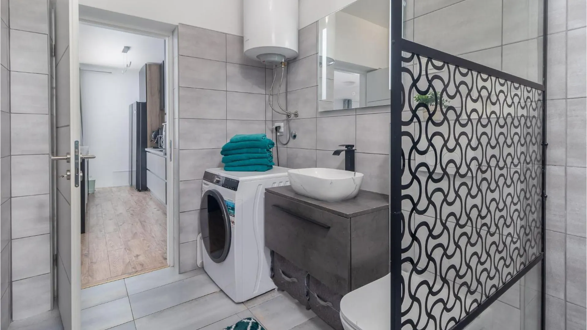 Awesome Home In Drivenik With Jacuzzi 0*,