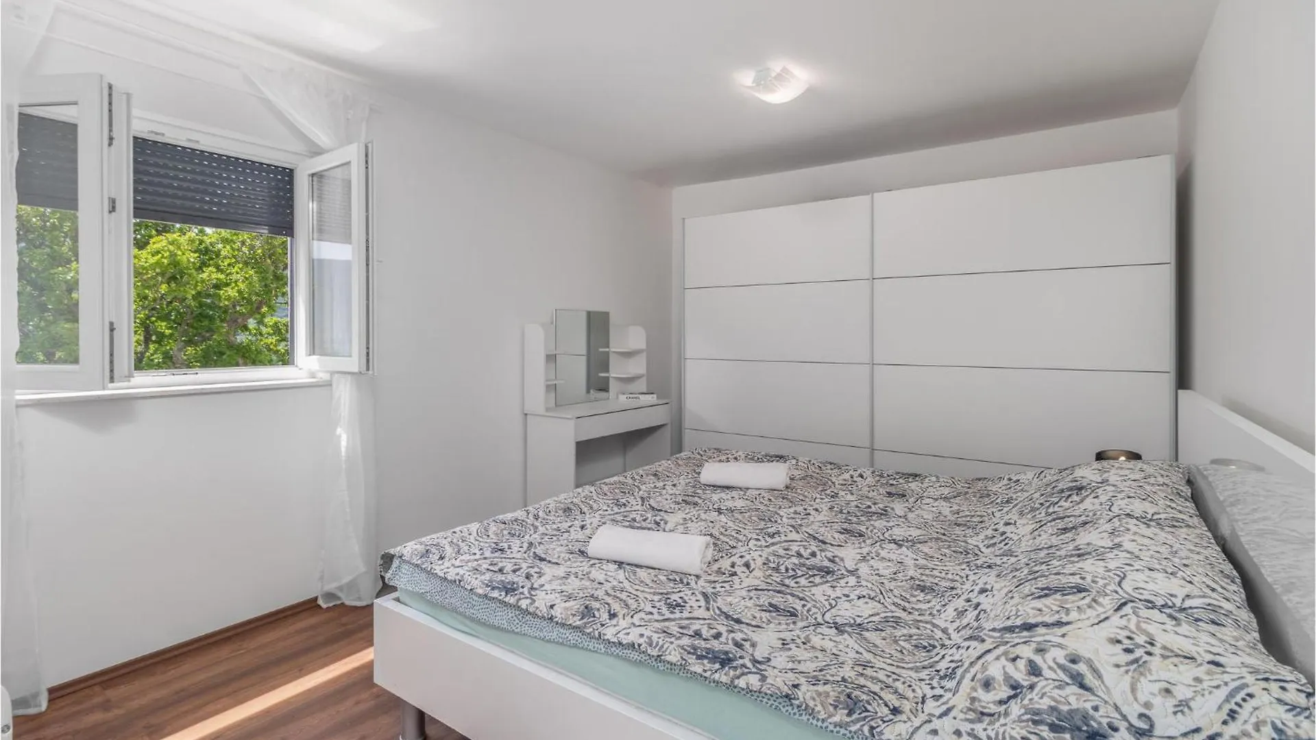 Awesome Home In Drivenik With Jacuzzi Holiday home