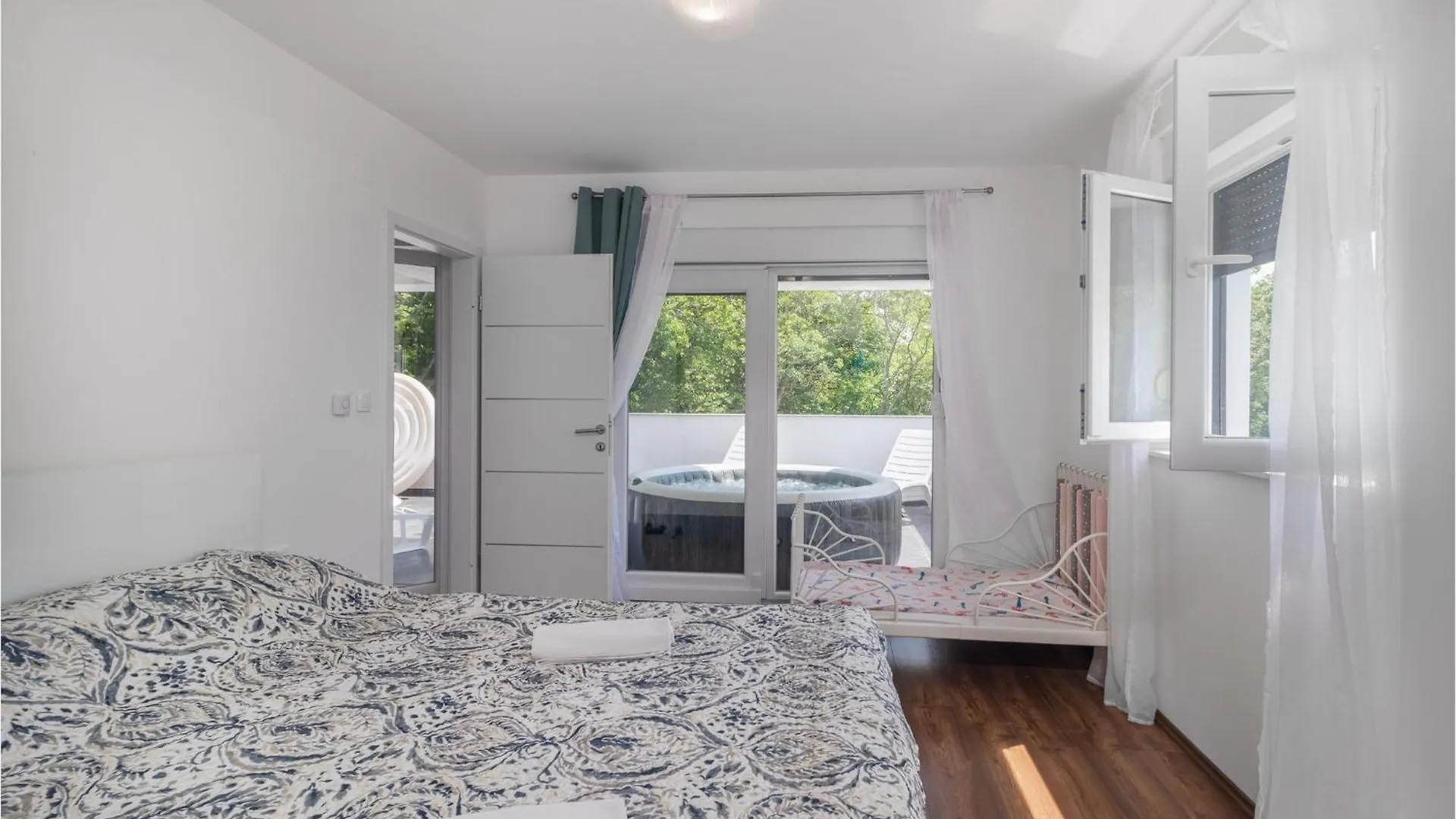 Awesome Home In Drivenik With Jacuzzi Holiday home
