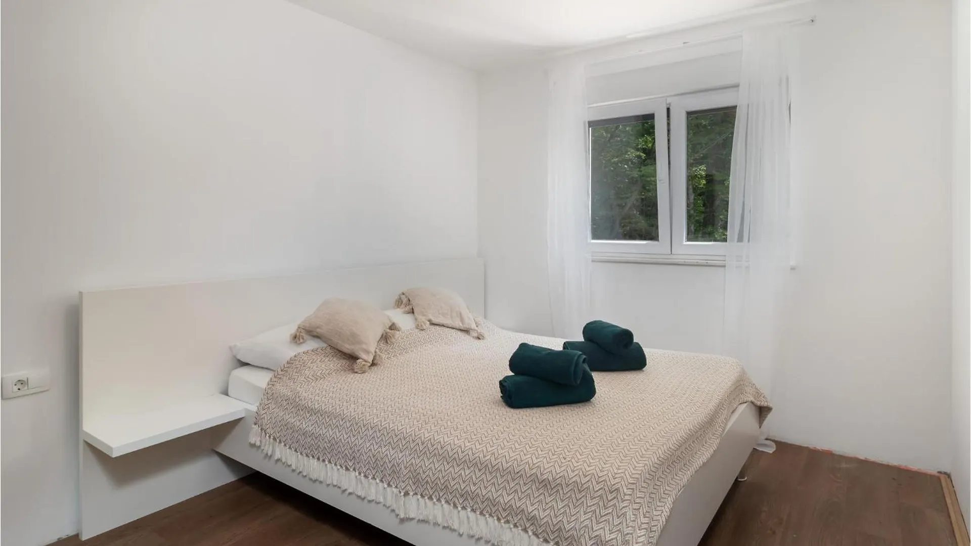 Awesome Home In Drivenik With Jacuzzi Croatia