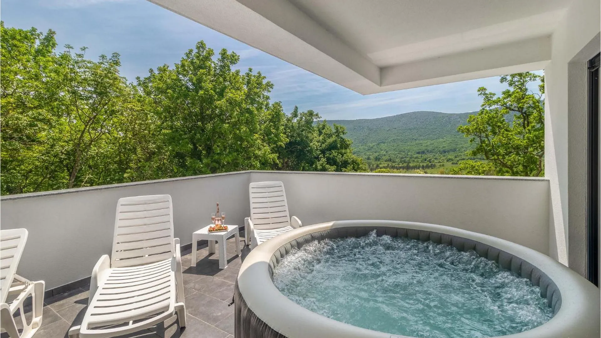 Holiday home Awesome Home In Drivenik With Jacuzzi