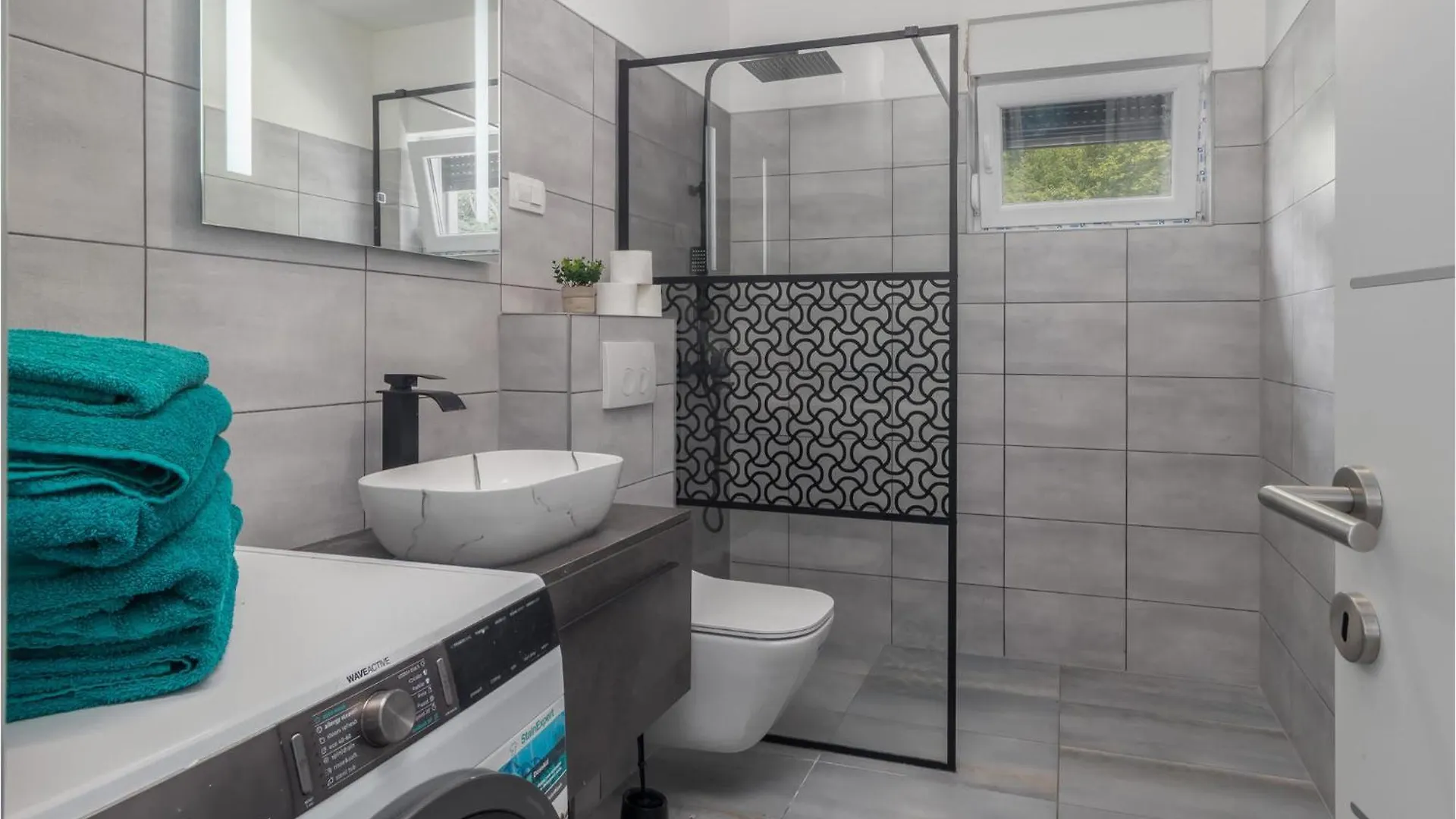 Awesome Home In Drivenik With Jacuzzi Holiday home